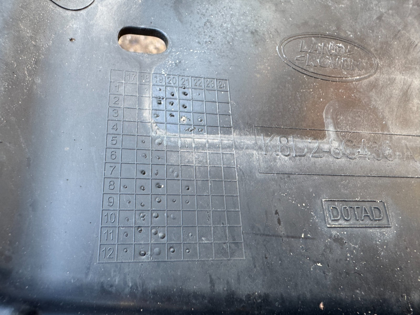 RANGE ROVER EVOQUE L551 FRONT BUMPER GRILL K8D28200 scratches/broken pin