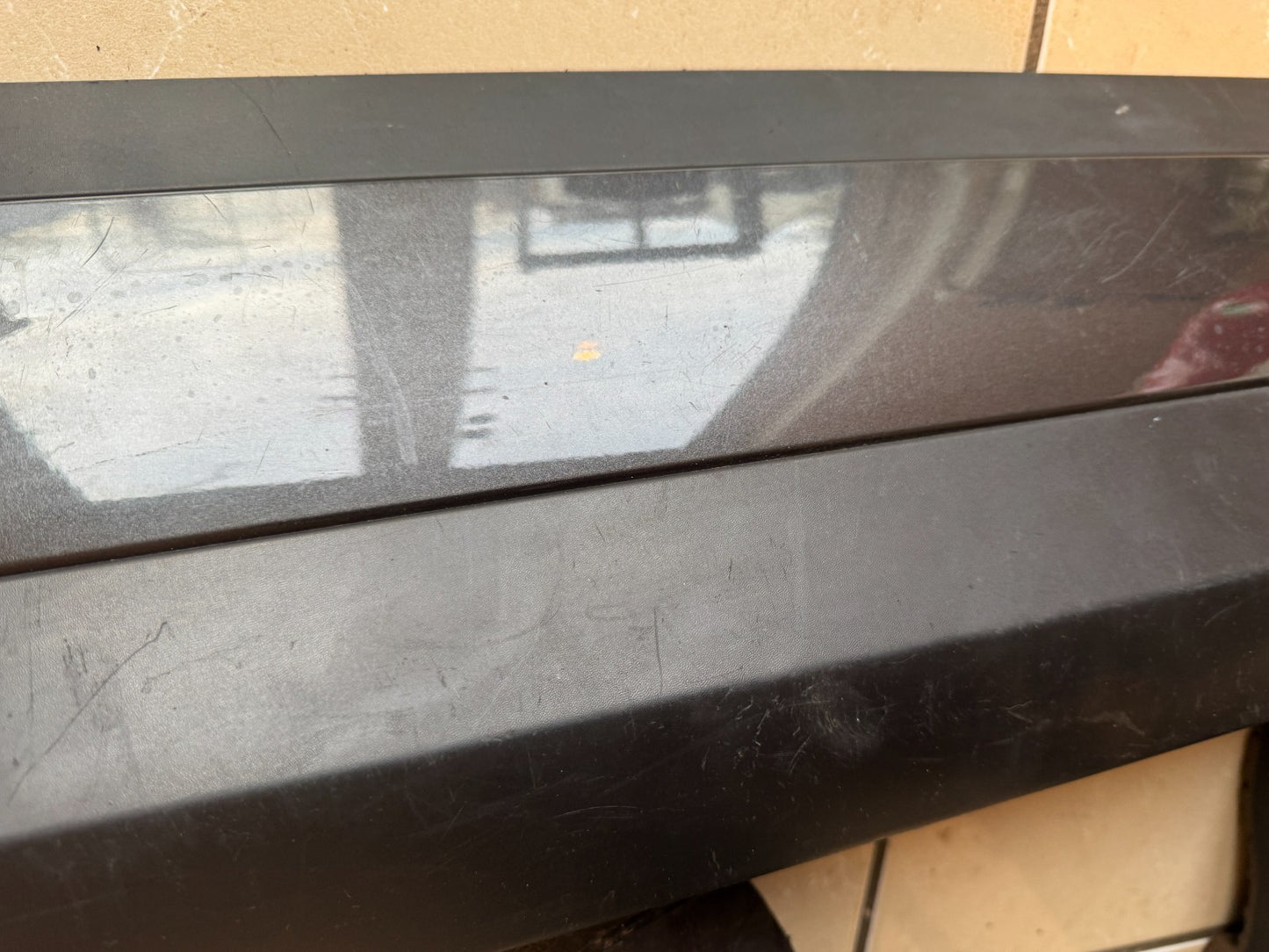 RANGE ROVER EVOQUE L551 2019 FRONT RIGHT LOWER DOOR MOULDING K8D221064 SCRATCHED