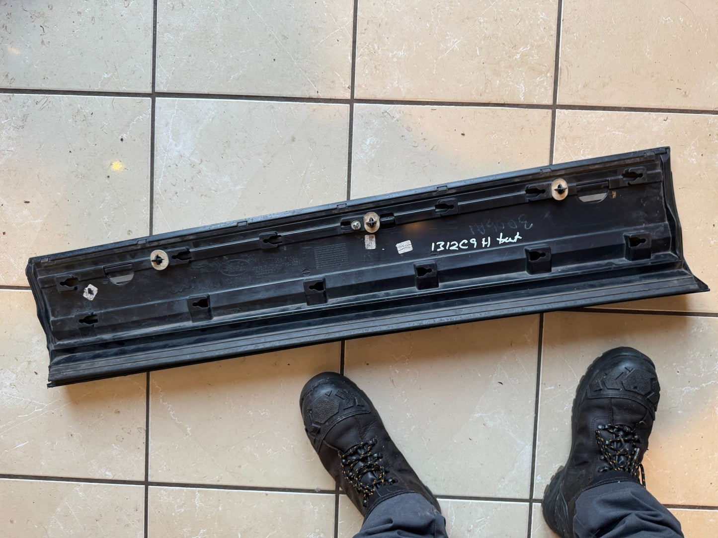 RANGE ROVER EVOQUE L551 2019 FRONT RIGHT LOWER DOOR MOULDING K8D221064 SCRATCHED