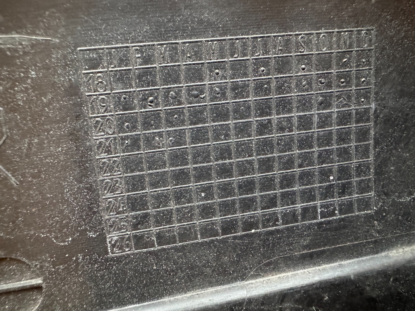 RANGE ROVER EVOQUE L551 2019 FRONT RIGHT LOWER DOOR MOULDING K8D221064 SCRATCHED