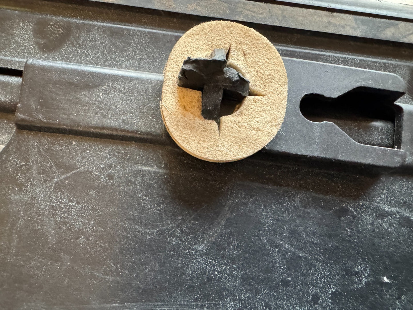 RANGE ROVER EVOQUE L551 2019 FRONT RIGHT LOWER DOOR MOULDING K8D221064 SCRATCHED