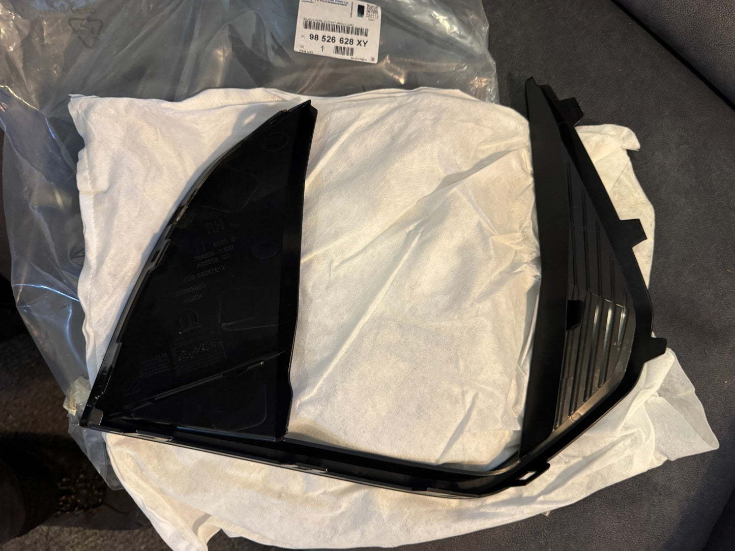 PEUGEOT 2008 MK2 FL 2023-ON RIGHT FRONT FOGLIGHT SURROUND TRIM 9852662880