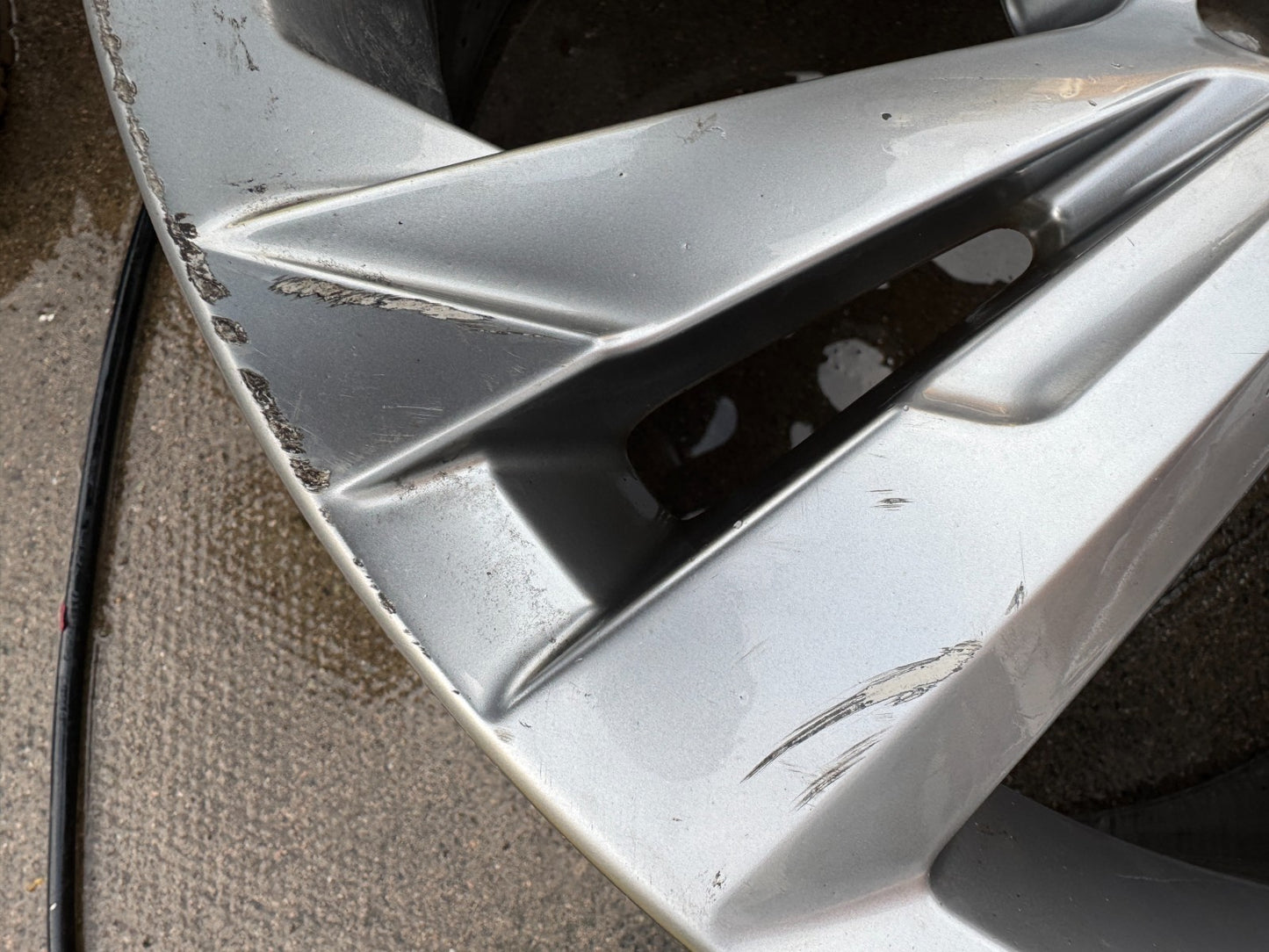 1x Genuine Volkswagen VW Golf MK8 R-Line 17” Alloy Wheel Rim 7.5Jx17 5H0601025AF