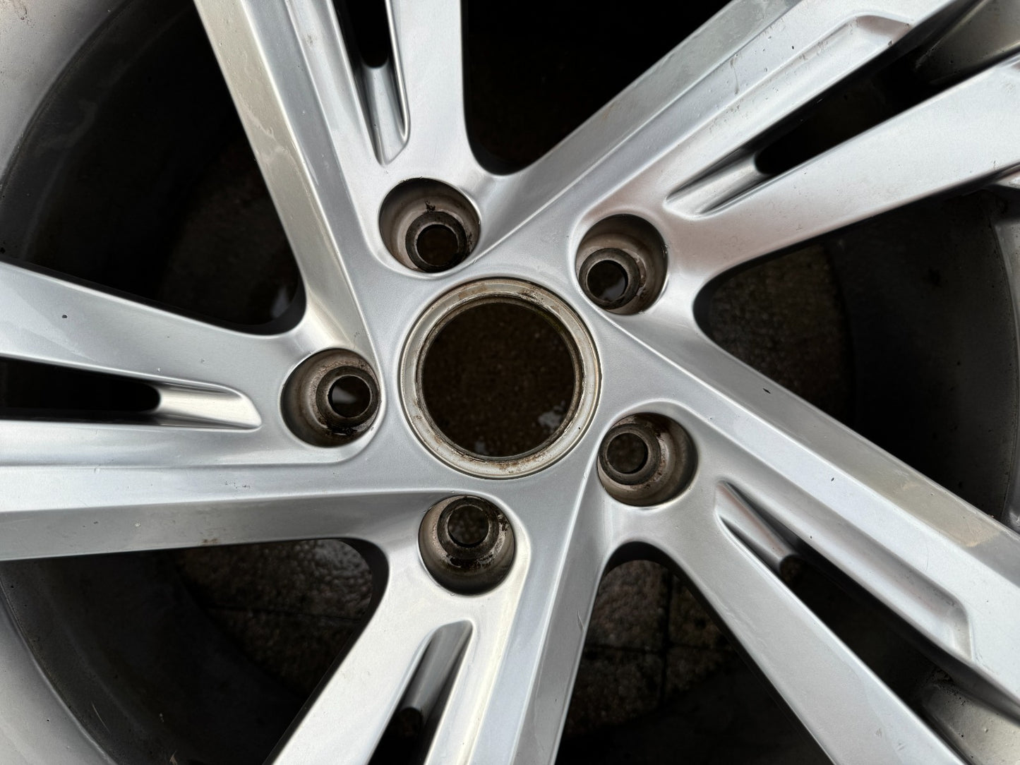 1x Genuine Volkswagen VW Golf MK8 R-Line 17” Alloy Wheel Rim 7.5Jx17 5H0601025AF