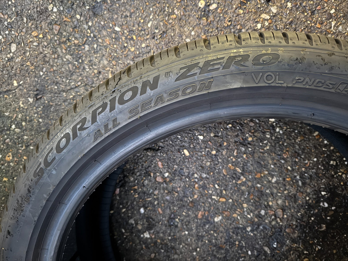 1x 255 40 R21 102V Pirelli Scorpion Zero M+S VOL 7mm 2522 no repairs. next day