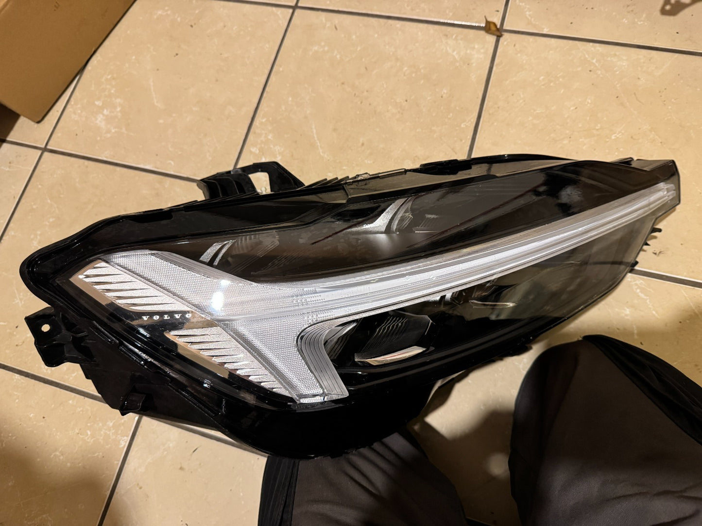 2025 VOLVO XC60 II RIGHT FRONT LAMP HEADLIGHT UK 32420436 BROKEN MOUNTING LUGS