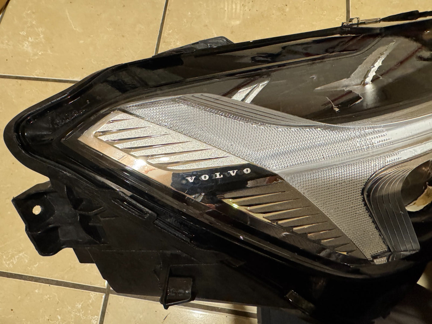 2025 VOLVO XC60 II RIGHT FRONT LAMP HEADLIGHT UK 32420436 BROKEN MOUNTING LUGS