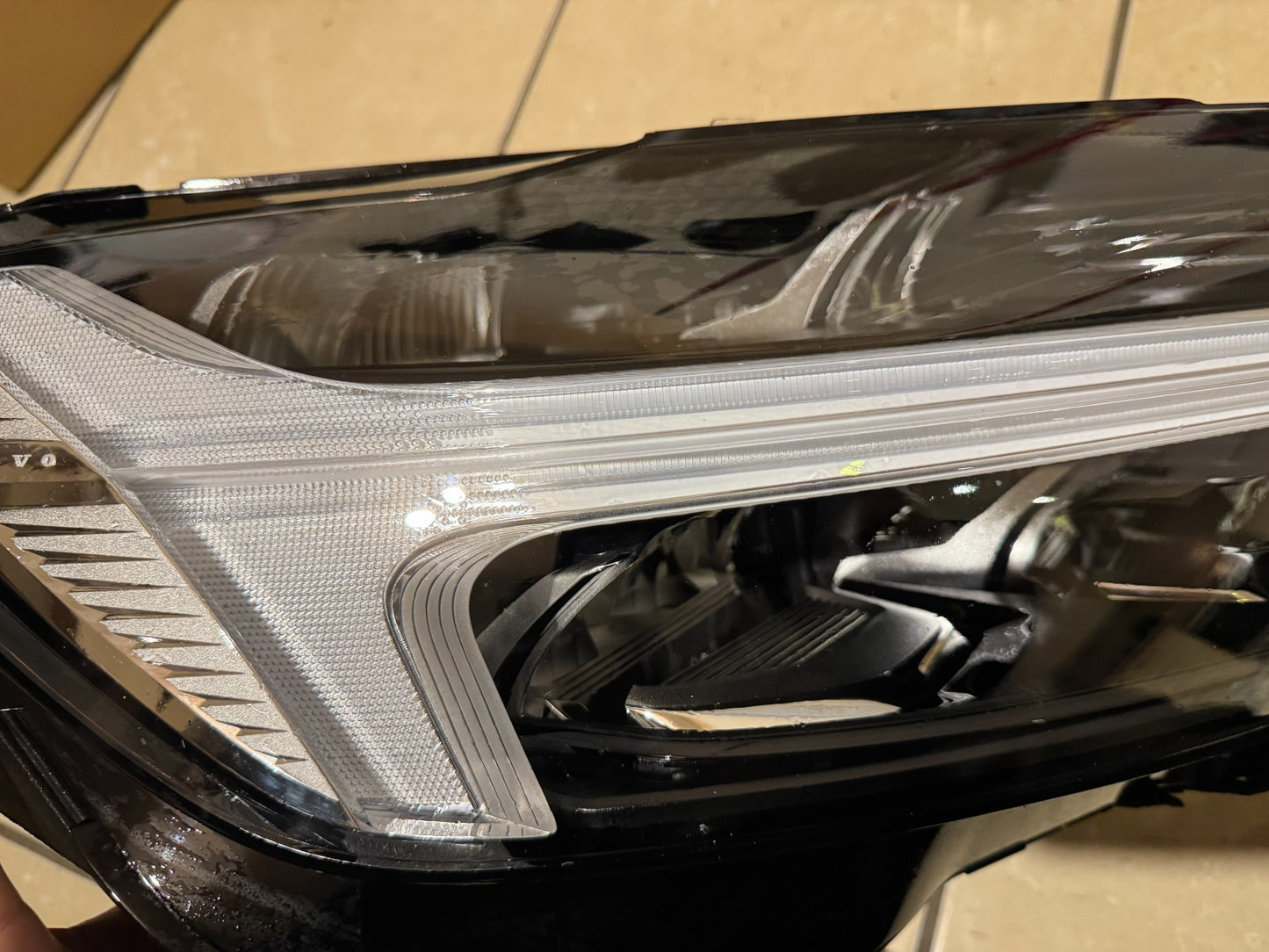 2025 VOLVO XC60 II RIGHT FRONT LAMP HEADLIGHT UK 32420436 BROKEN MOUNTING LUGS