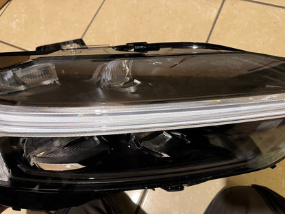 2025 VOLVO XC60 II RIGHT FRONT LAMP HEADLIGHT UK 32420436 BROKEN MOUNTING LUGS