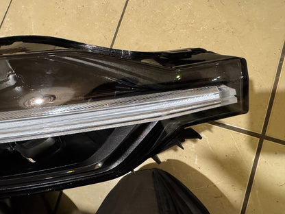 2025 VOLVO XC60 II RIGHT FRONT LAMP HEADLIGHT UK 32420436 BROKEN MOUNTING LUGS