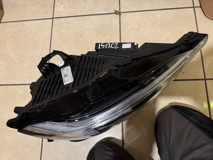 2025 VOLVO XC60 II RIGHT FRONT LAMP HEADLIGHT UK 32420436 BROKEN MOUNTING LUGS