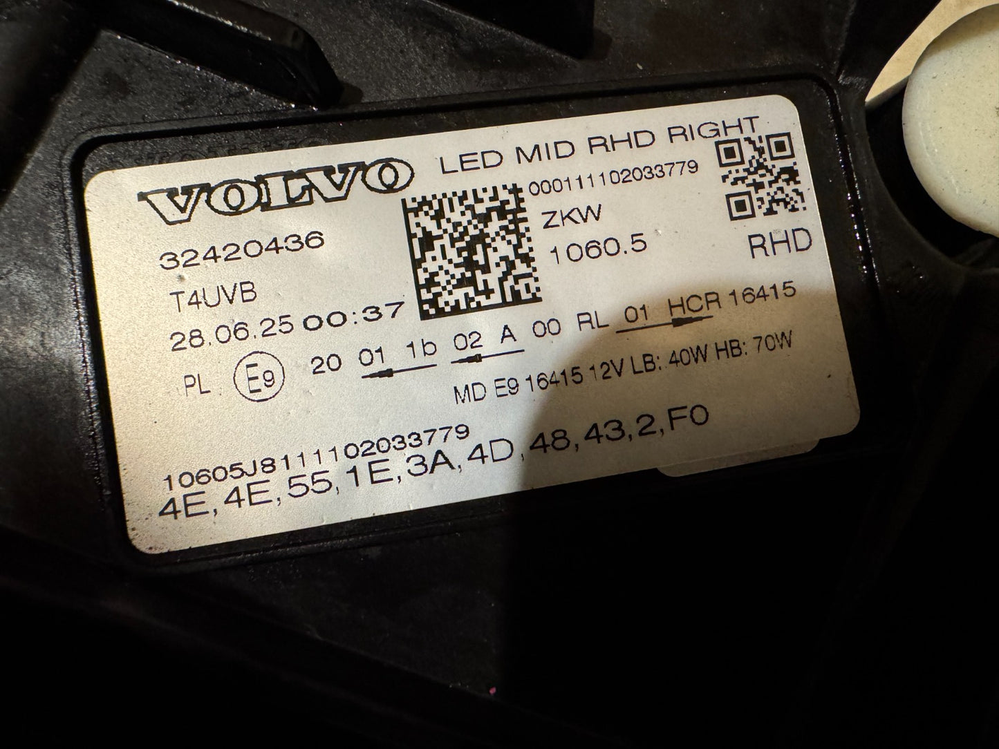 2025 VOLVO XC60 II RIGHT FRONT LAMP HEADLIGHT UK 32420436 BROKEN MOUNTING LUGS