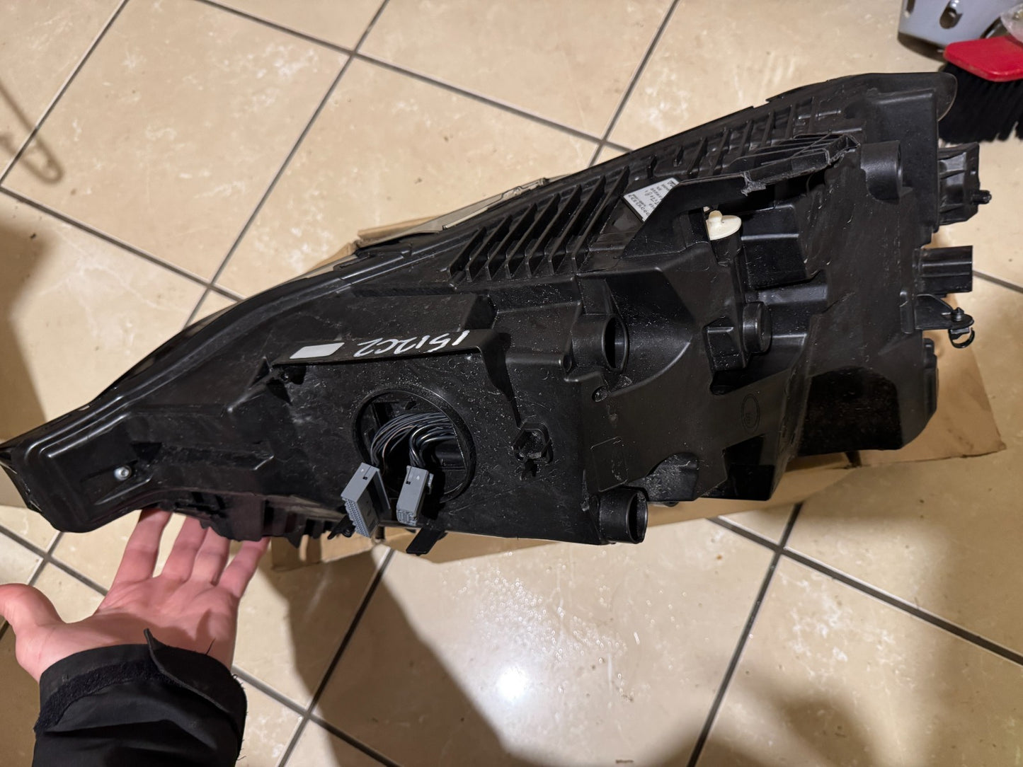 2025 VOLVO XC60 II RIGHT FRONT LAMP HEADLIGHT UK 32420436 BROKEN MOUNTING LUGS