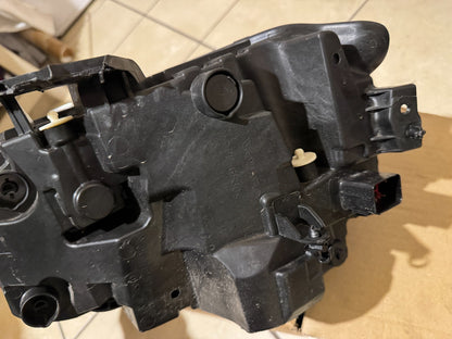 2025 VOLVO XC60 II RIGHT FRONT LAMP HEADLIGHT UK 32420436 BROKEN MOUNTING LUGS