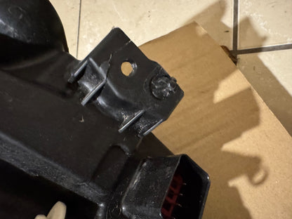 2025 VOLVO XC60 II RIGHT FRONT LAMP HEADLIGHT UK 32420436 BROKEN MOUNTING LUGS