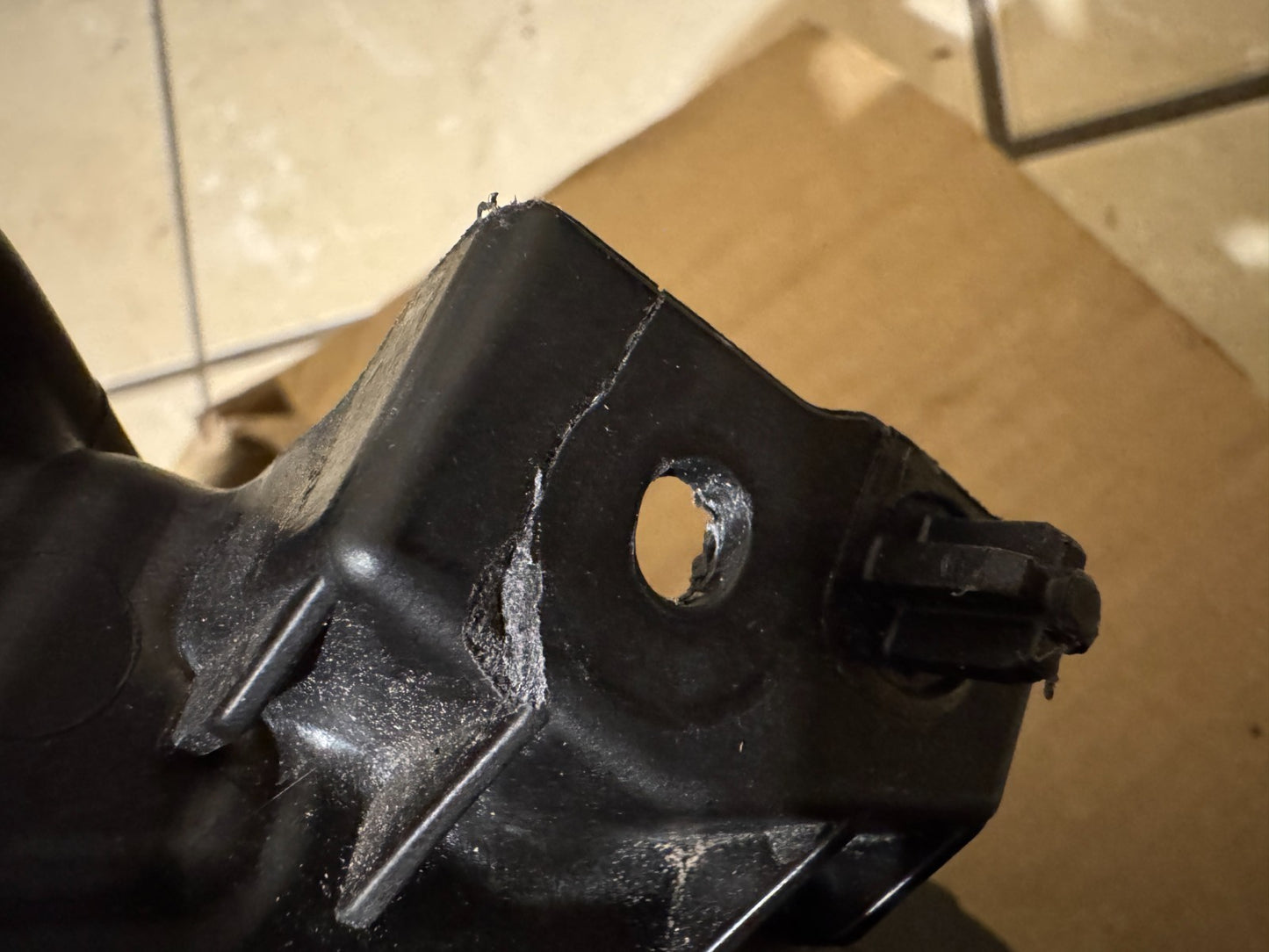 2025 VOLVO XC60 II RIGHT FRONT LAMP HEADLIGHT UK 32420436 BROKEN MOUNTING LUGS