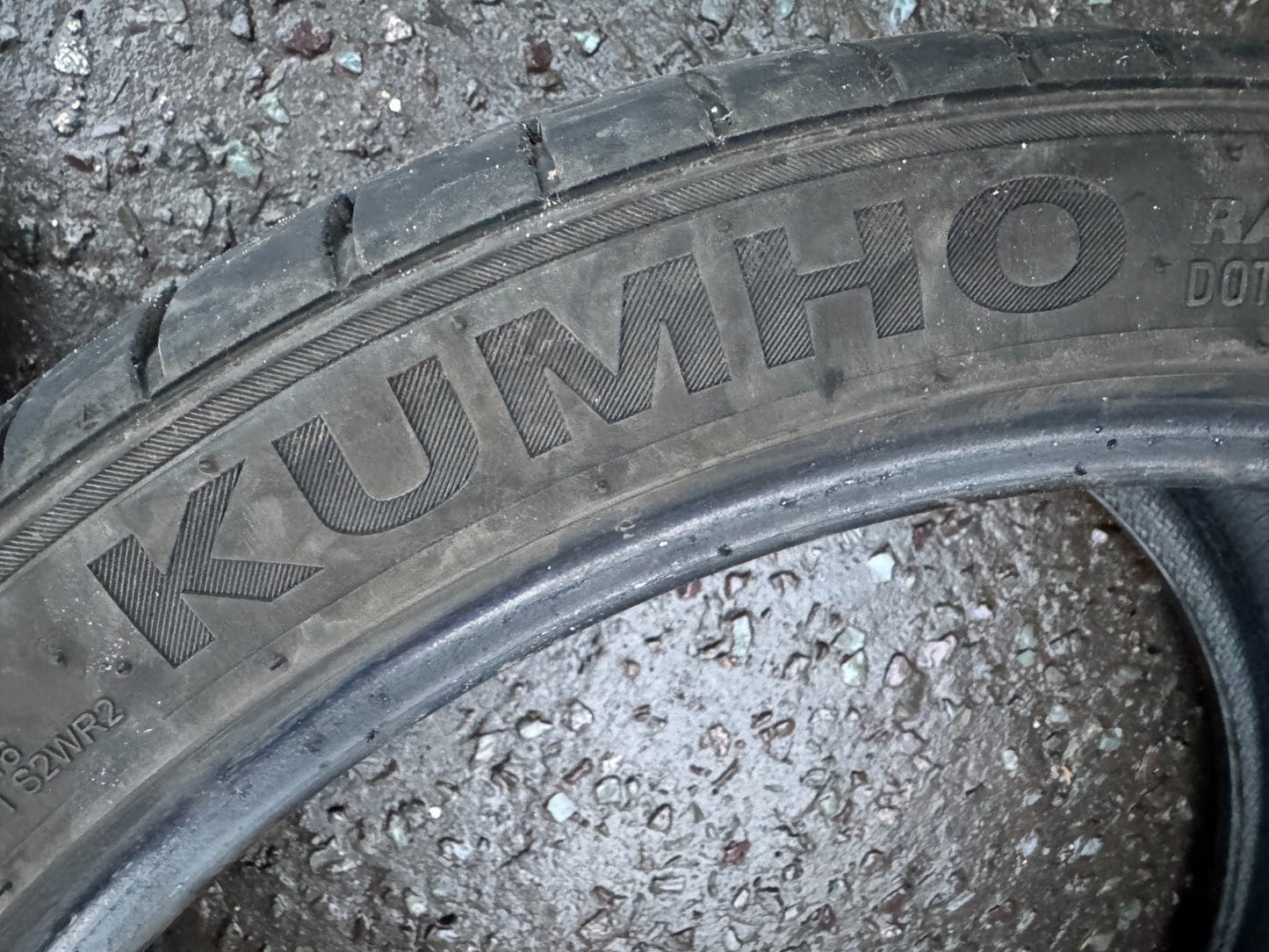 225 40 ZR19 93y XL Kumho Ecsta PS71  5.5mm Cosmetic Damage