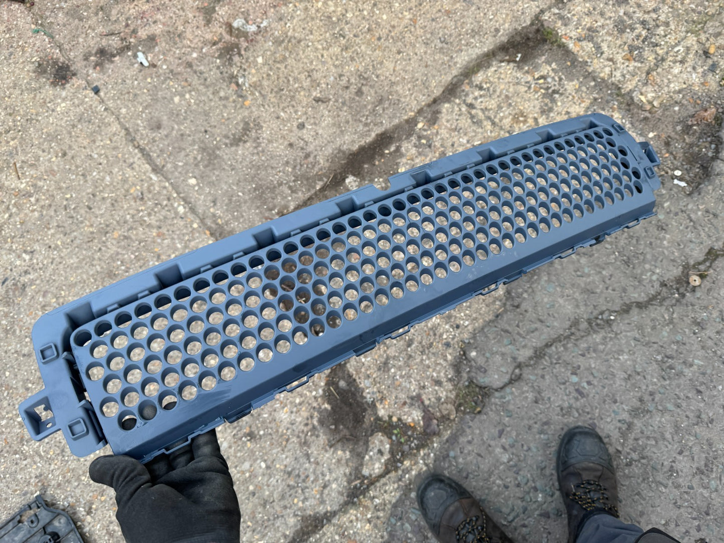 LAND ROVER DEFENDER L663 FRONT BUMPER LOWER GRILLE M8B2-17H750-C Cracked