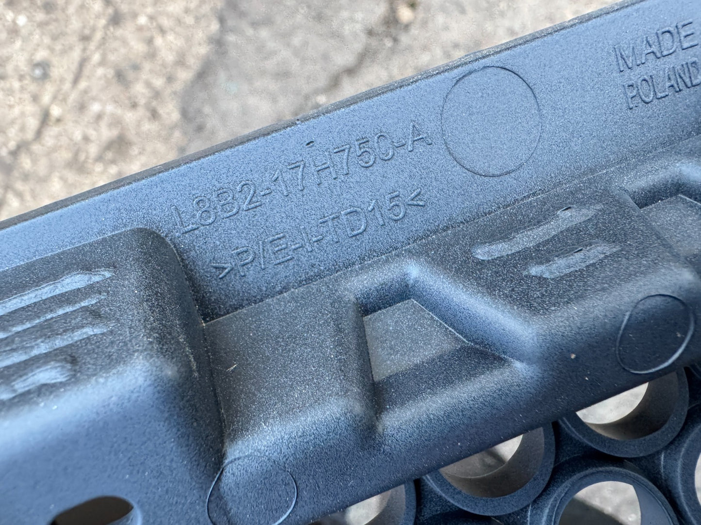 LAND ROVER DEFENDER L663 FRONT BUMPER LOWER GRILLE M8B2-17H750-C Cracked