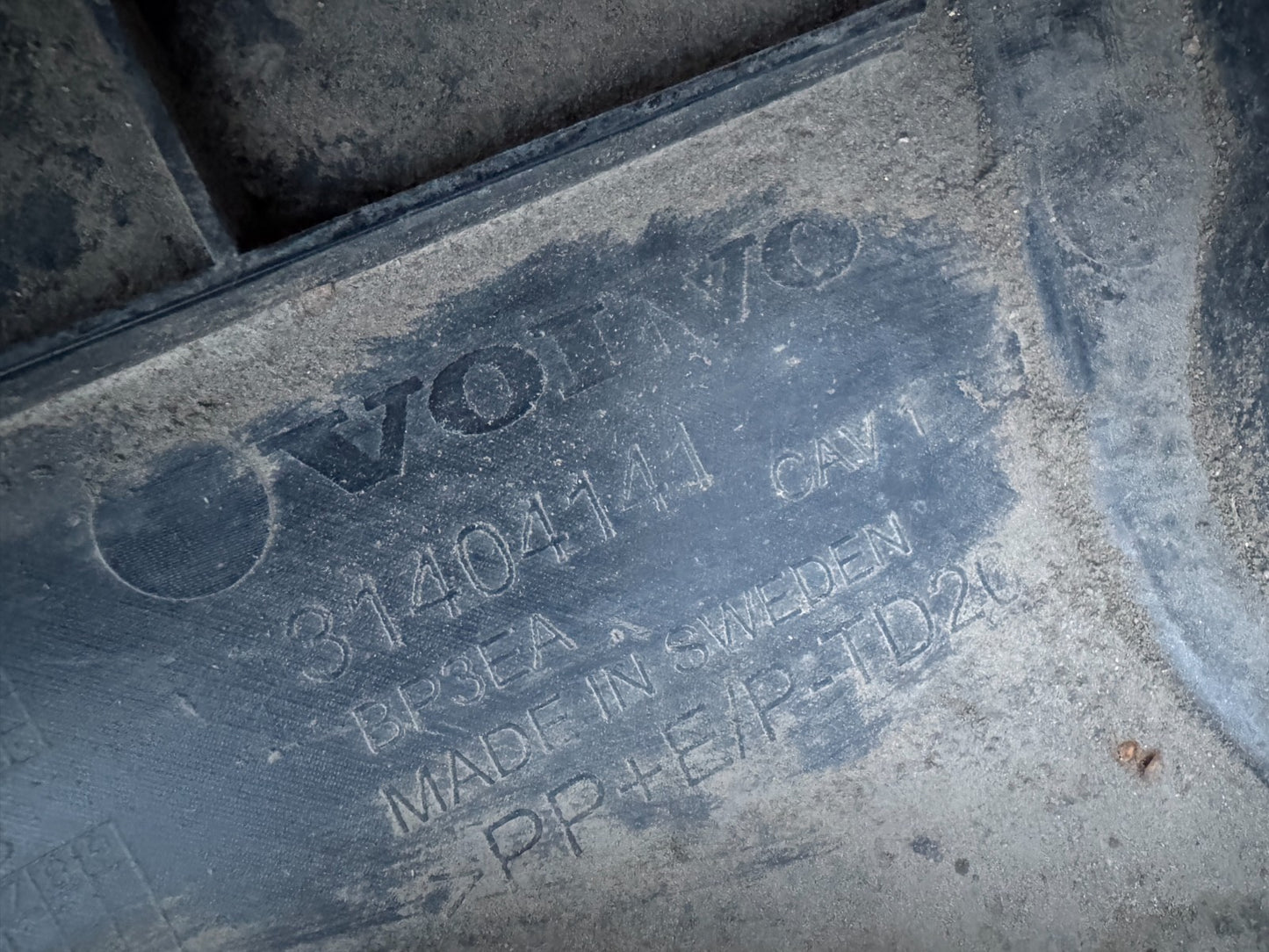 VOLVO XC90 MK2 2015-2024 GENUINE FRONT BUMPER UNDER TRAY 31404141