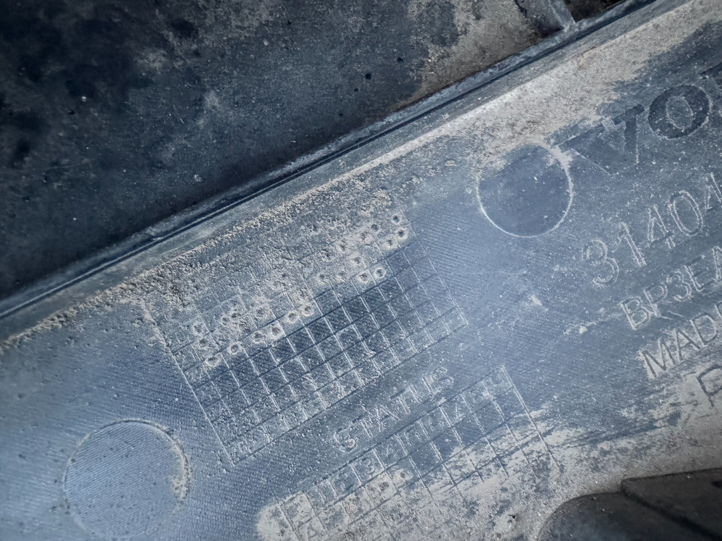 VOLVO XC90 MK2 2015-2024 GENUINE FRONT BUMPER UNDER TRAY 31404141