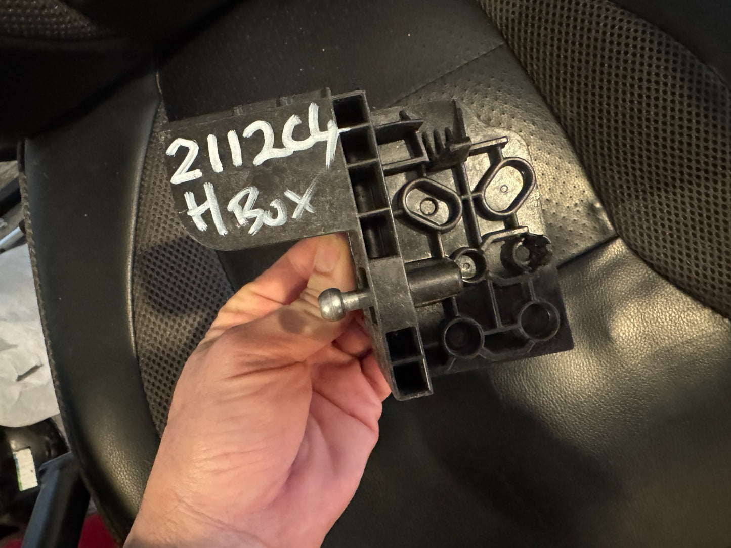 Range Rover (L460)  LEFT Headlamp Mounting Bracket m8e213n233da