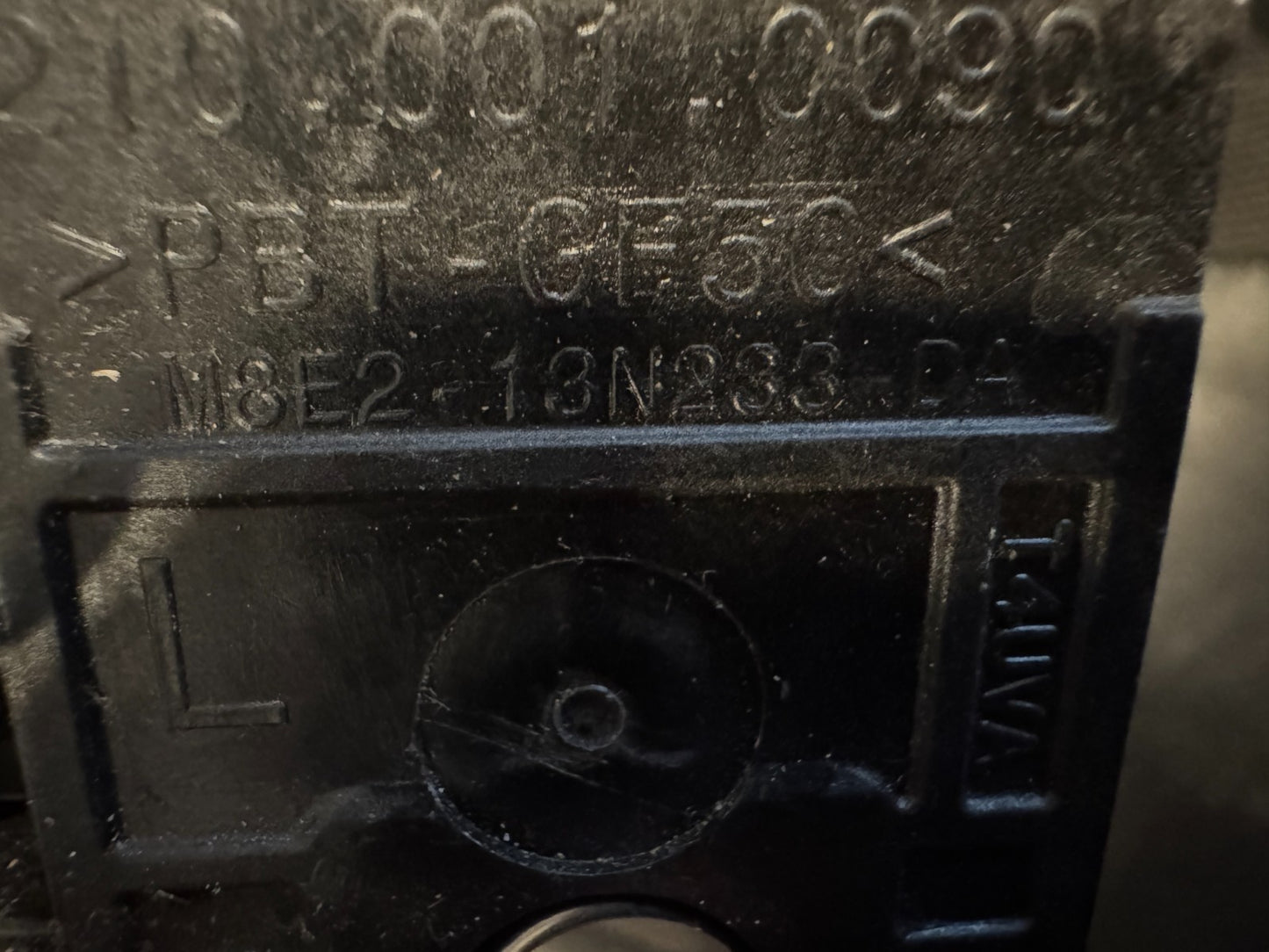 Range Rover (L460)  LEFT Headlamp Mounting Bracket m8e213n233da