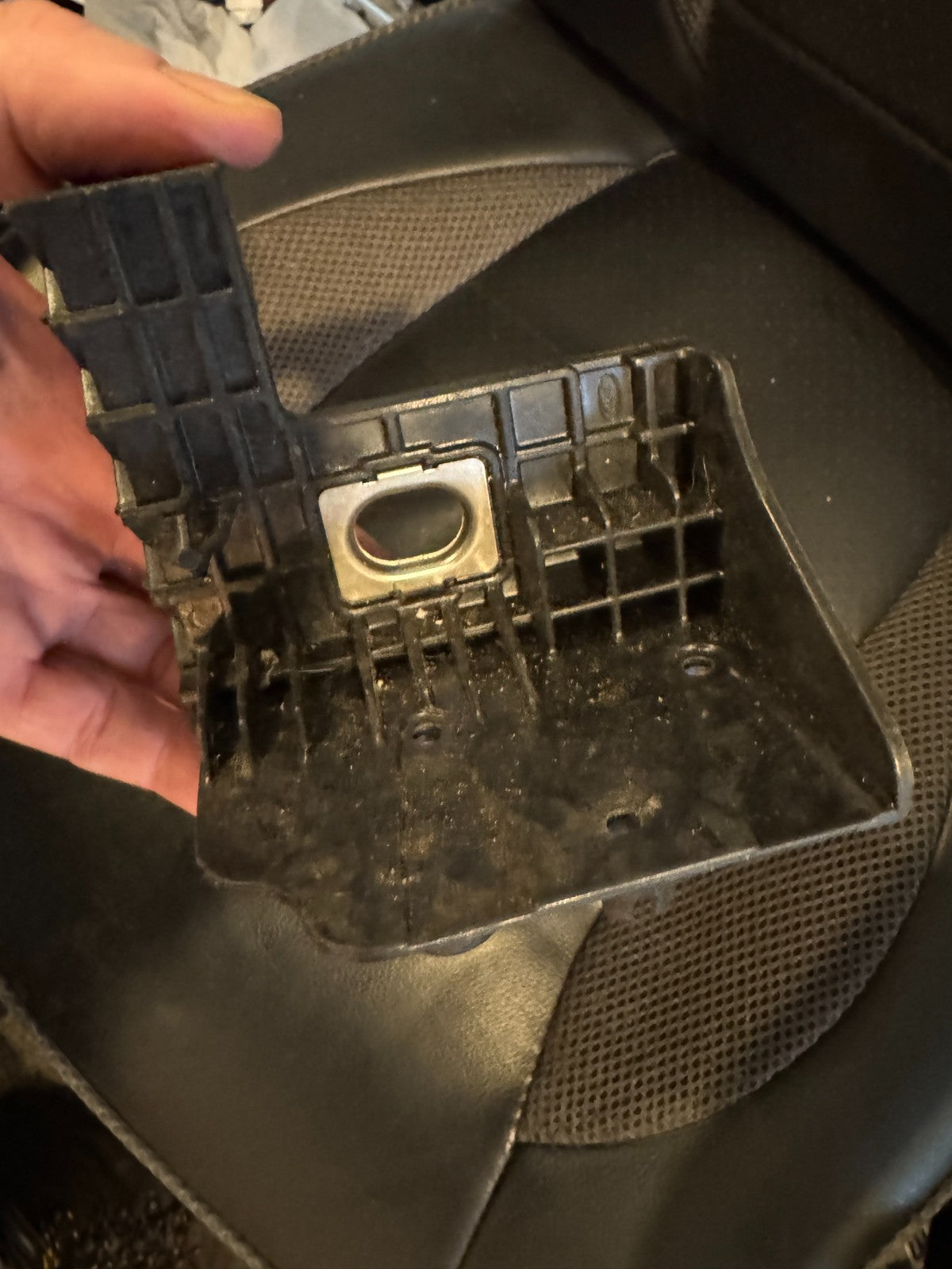 Range Rover (L460)  LEFT Headlamp Mounting Bracket m8e213n233da