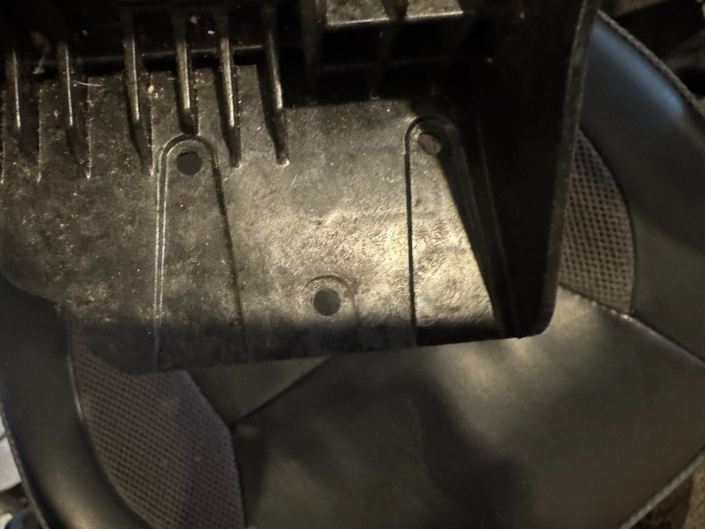 Range Rover (L460)  LEFT Headlamp Mounting Bracket m8e213n233da