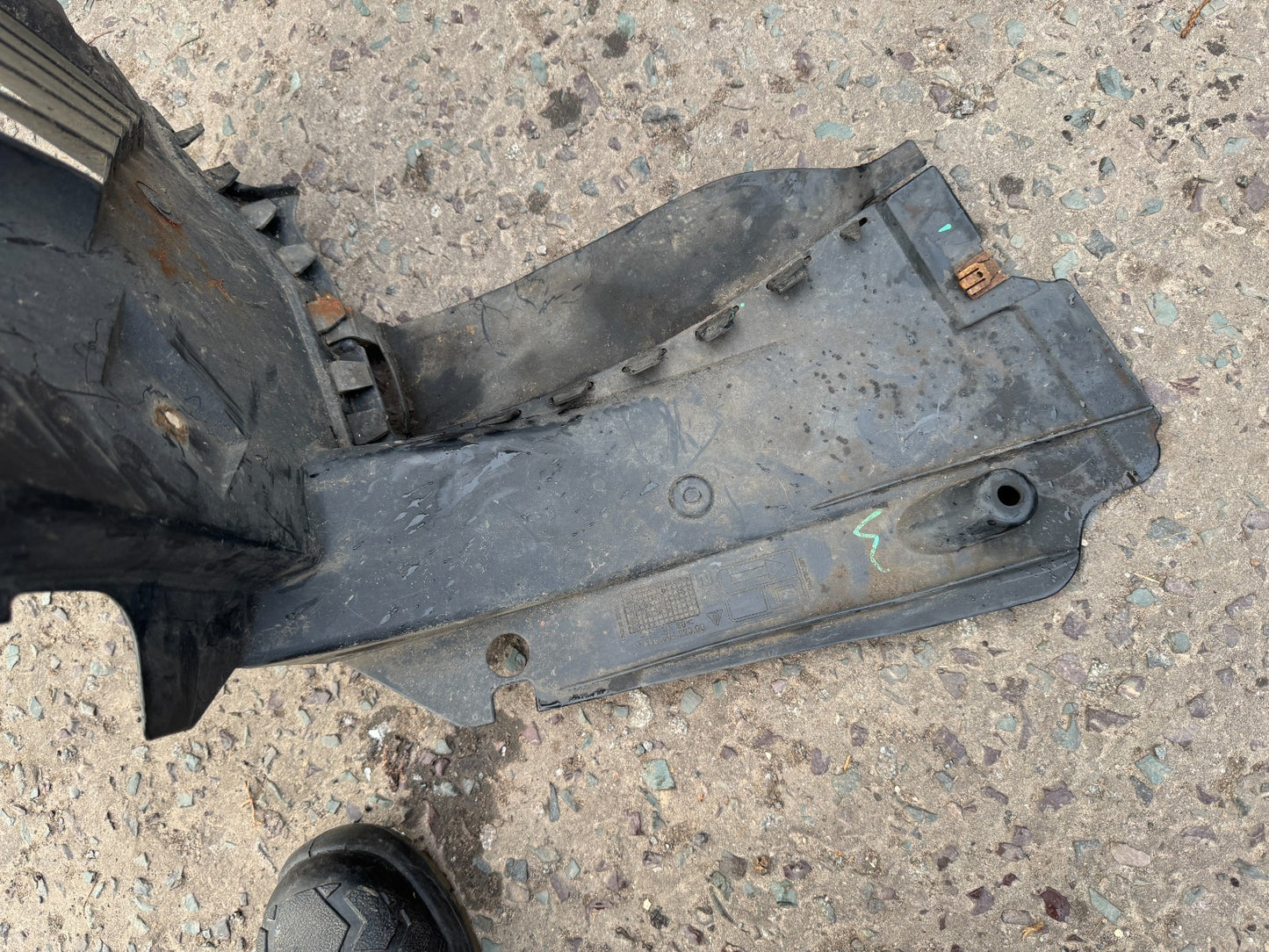 inner wheel arch front left Porsche 911 Carrera 996 99650422300 damaged