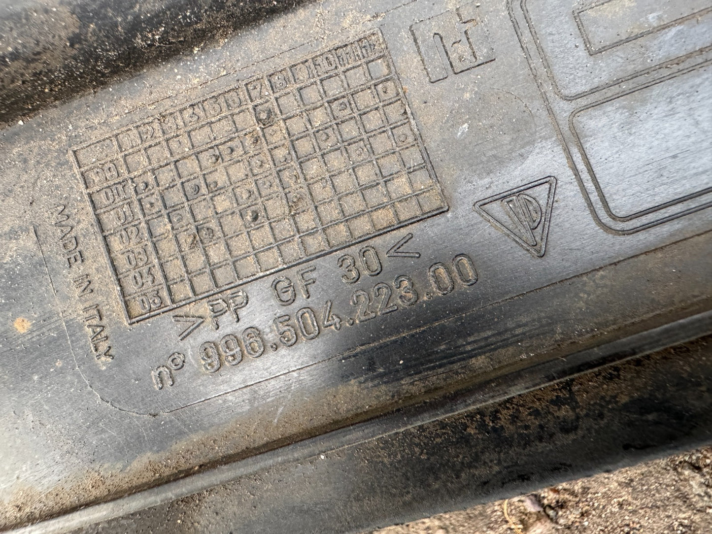 inner wheel arch front left Porsche 911 Carrera 996 99650422300 damaged