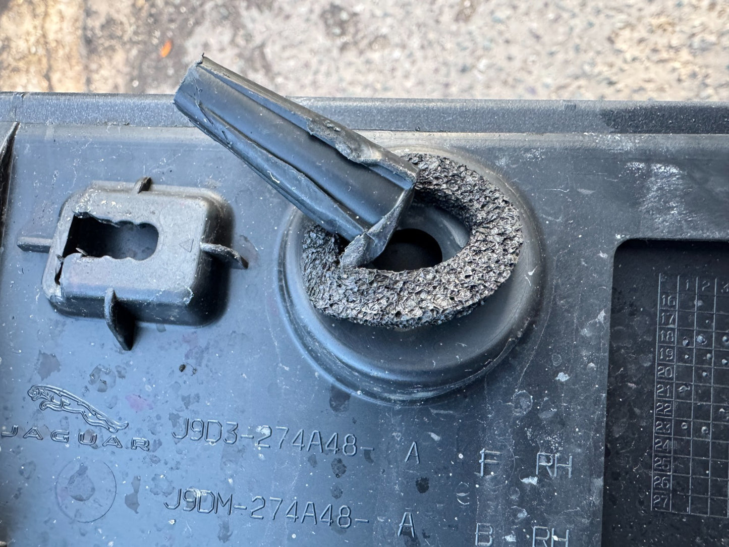 JAGUAR I PACE RIGHT REAR DOOR MOULDING 2019 - ON GENUINE J9D3 274A48 scratched