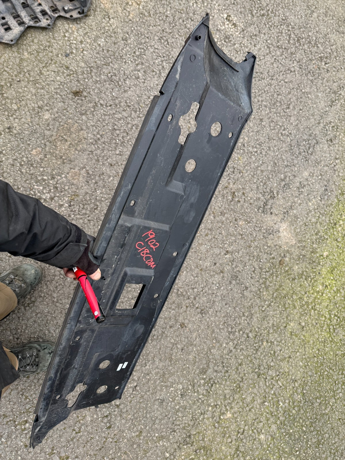 2023/24 Land Rover Defender L663 Front Bumper Top Trim L8b28a100a