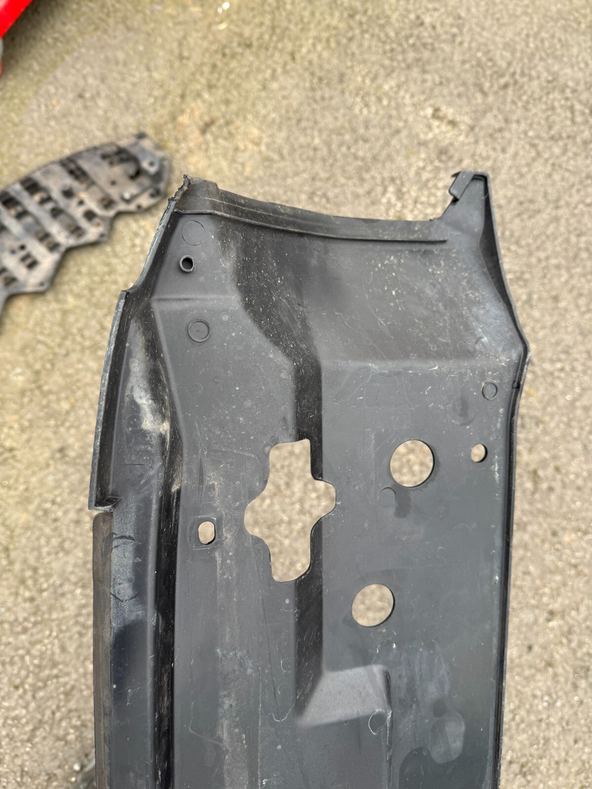 2023/24 Land Rover Defender L663 Front Bumper Top Trim L8b28a100a