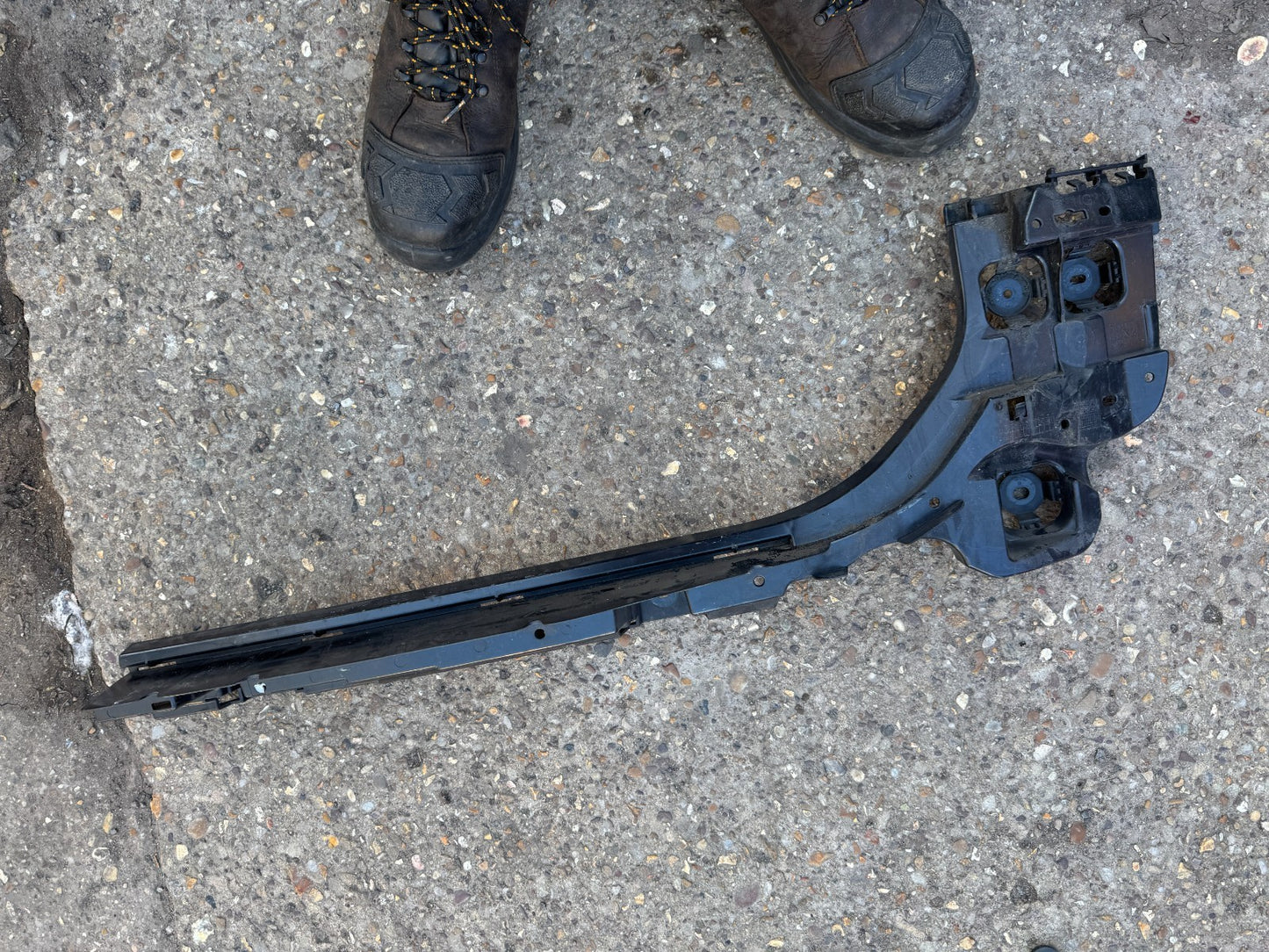 BMW G21 Bumper Bracket Rear Right 7469366 330e 2020 RHD 17535677