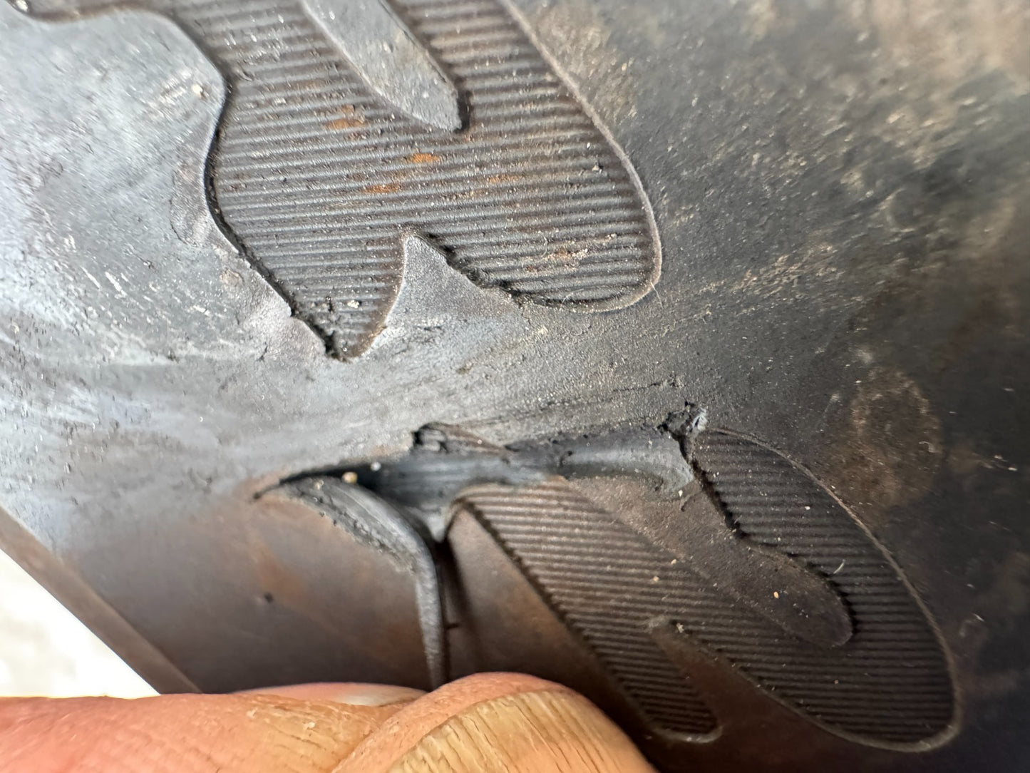 265/40R22 Pirelli PZero JLR 106Y 6.5 mm 2654022 1mm scratch 6.5mm 2023 tyre