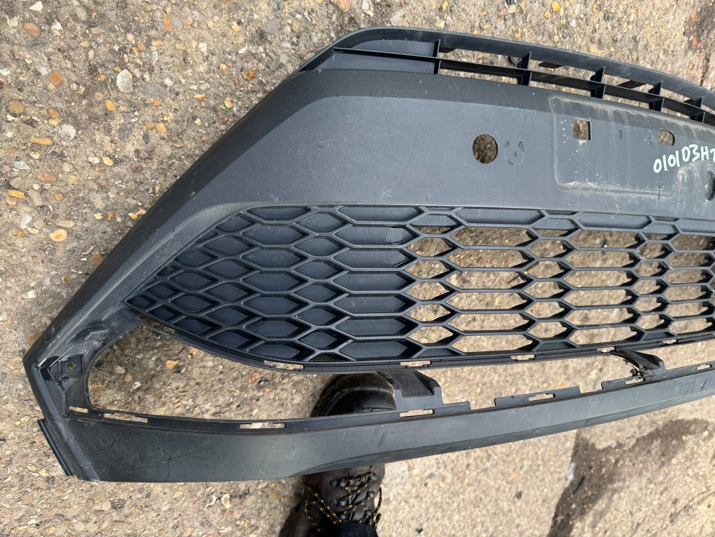 TOYOTA C-HR MK1 FACELIFT 2020-2023 FRONT BUMPER GRILL 52129-F4110 Scratched