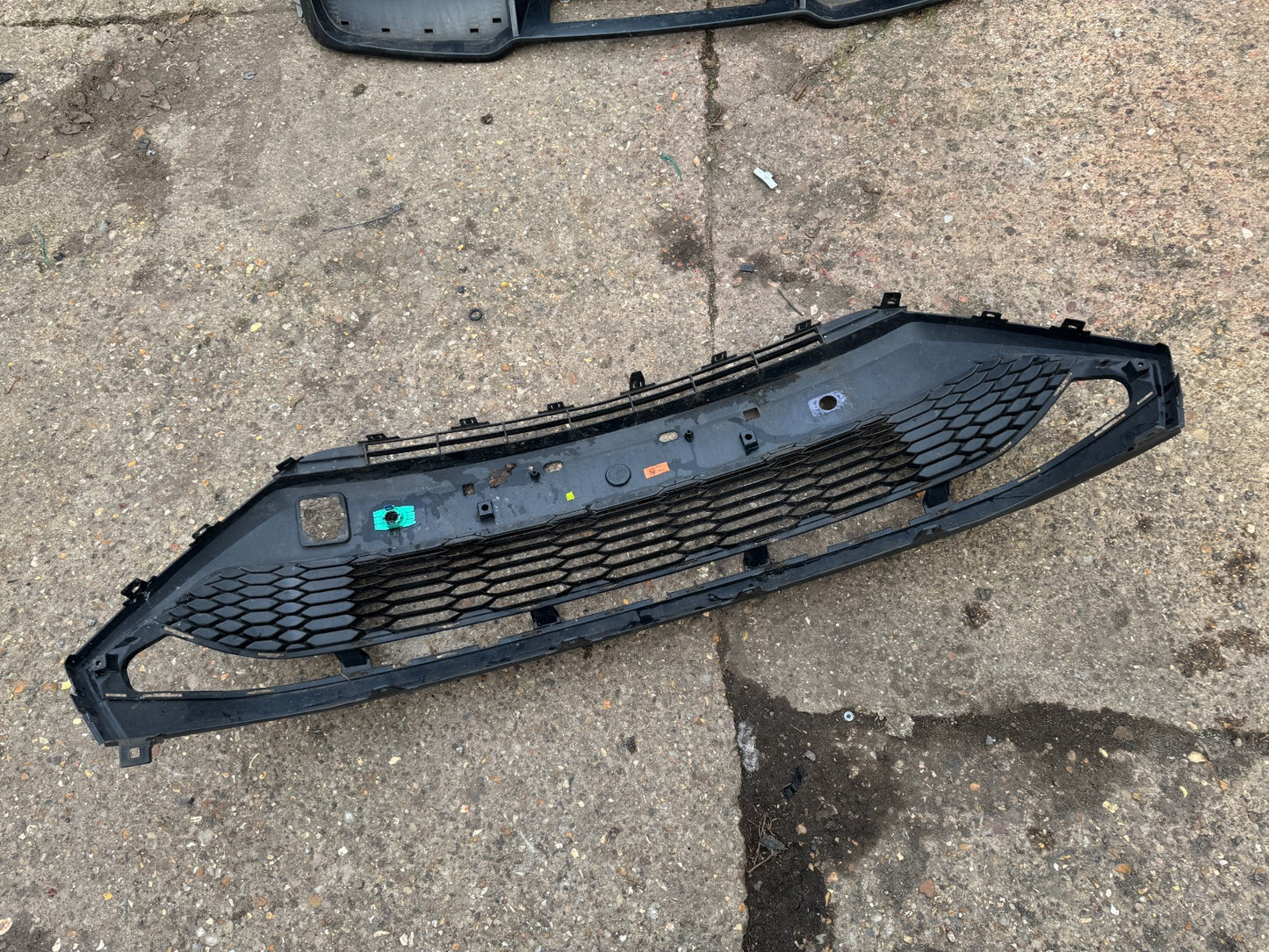 TOYOTA C-HR MK1 FACELIFT 2020-2023 FRONT BUMPER GRILL 52129-F4110 Scratched