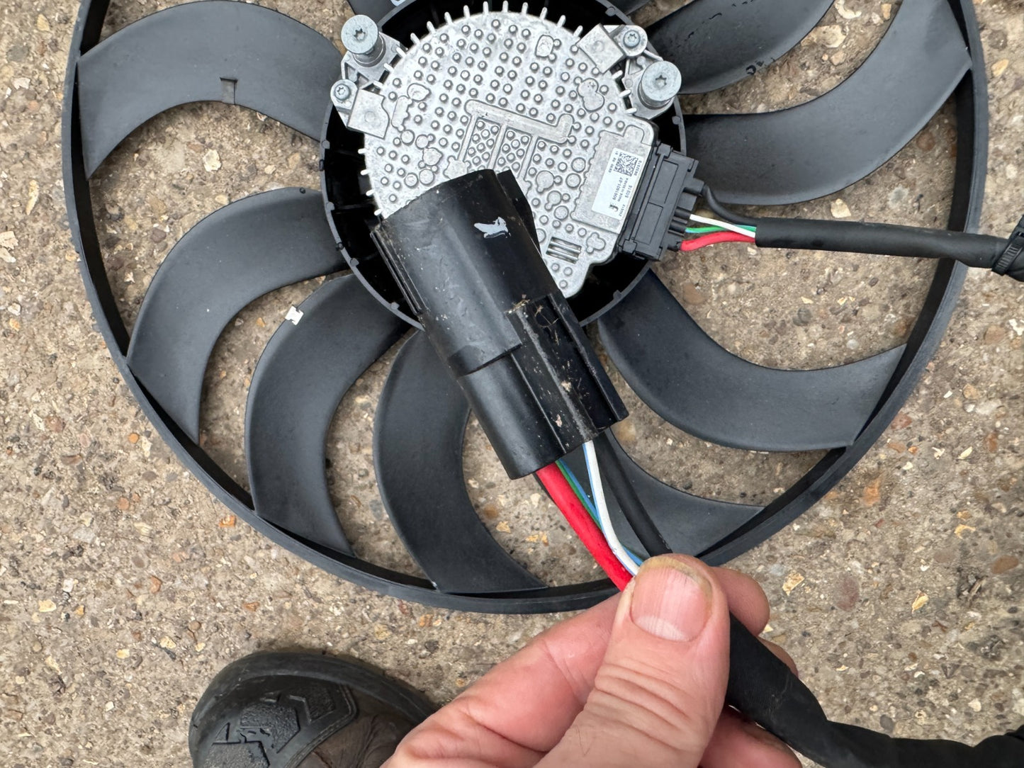 RANGE ROVER & JAGUAR MODELS ENGINE RADIATOR FAN ONLY DAMAGED K8D28C607BF