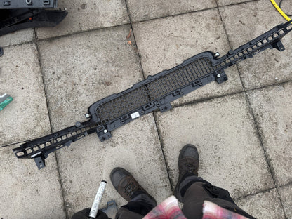 2025 Range Rover Front Centre Grille L663 L8B217K946 L8B217F791