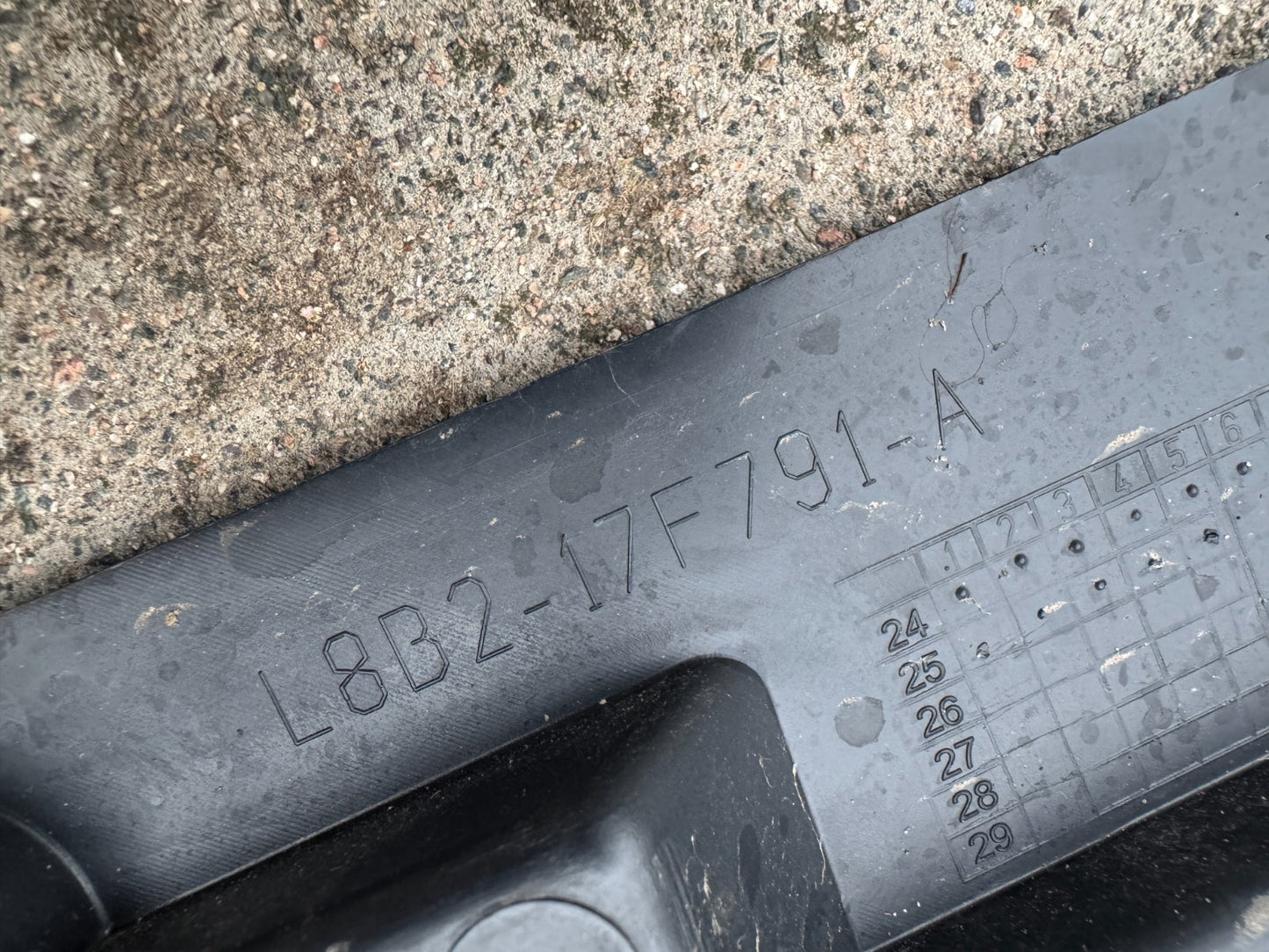 2025 Range Rover Front Centre Grille L663 L8B217K946 L8B217F791