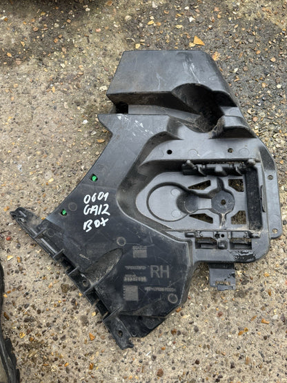VOLVO V40 2.0 DIESEL REAR BUMPER MOUNT BRACKET RIGHT SIDE 2013 31395104