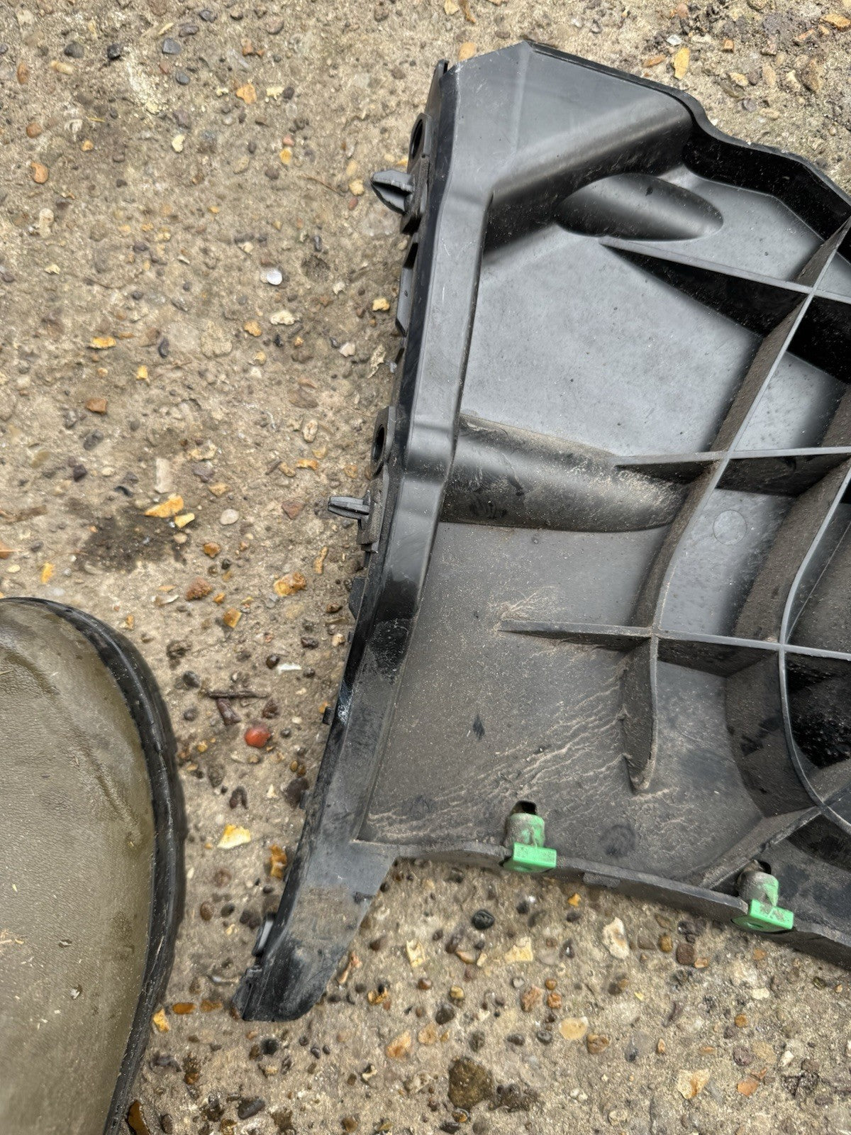 VOLVO V40 2.0 DIESEL REAR BUMPER MOUNT BRACKET RIGHT SIDE 2013 31395104