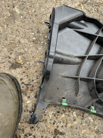 VOLVO V40 2.0 DIESEL REAR BUMPER MOUNT BRACKET RIGHT SIDE 2013 31395104