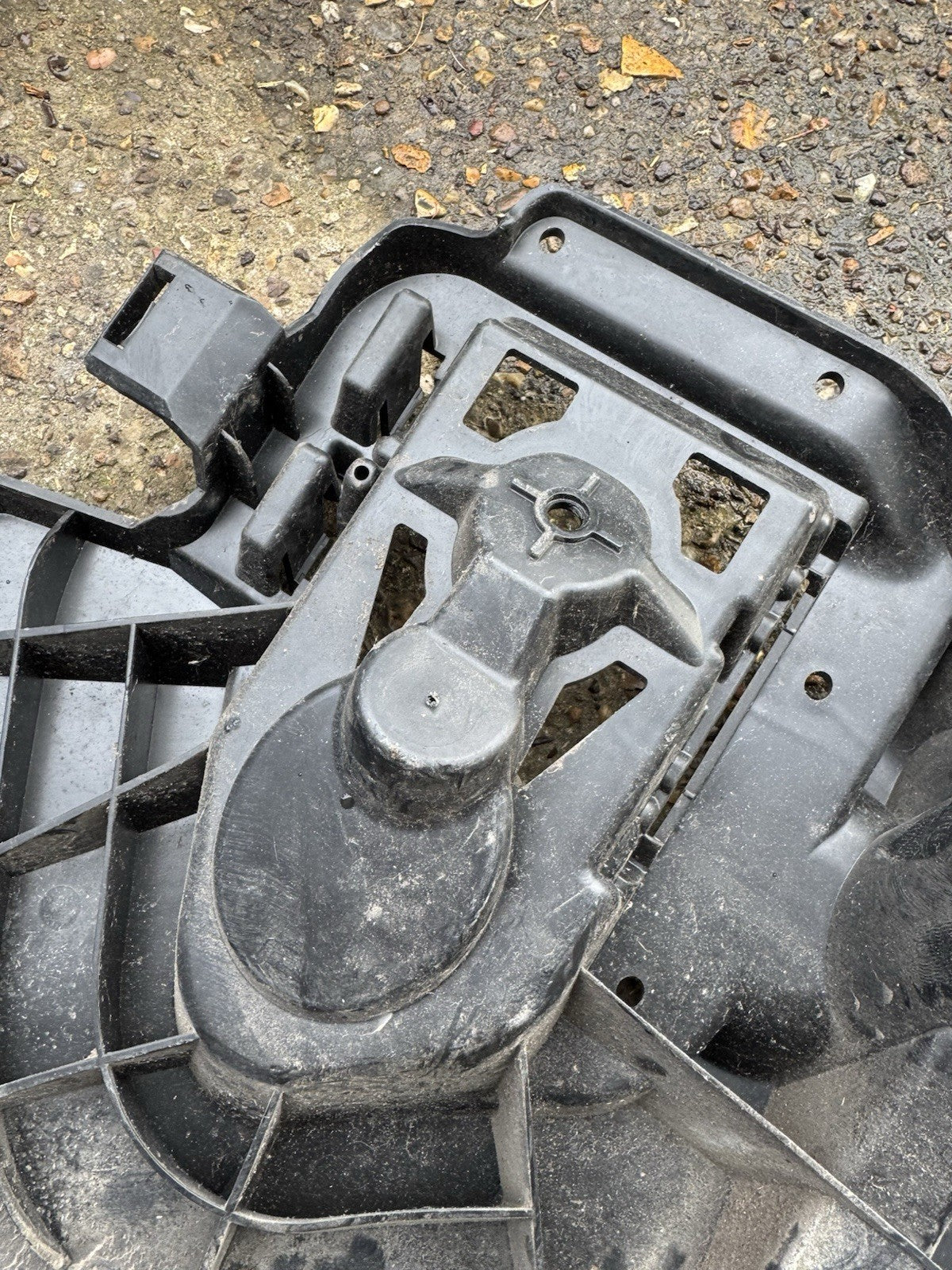 VOLVO V40 2.0 DIESEL REAR BUMPER MOUNT BRACKET RIGHT SIDE 2013 31395104