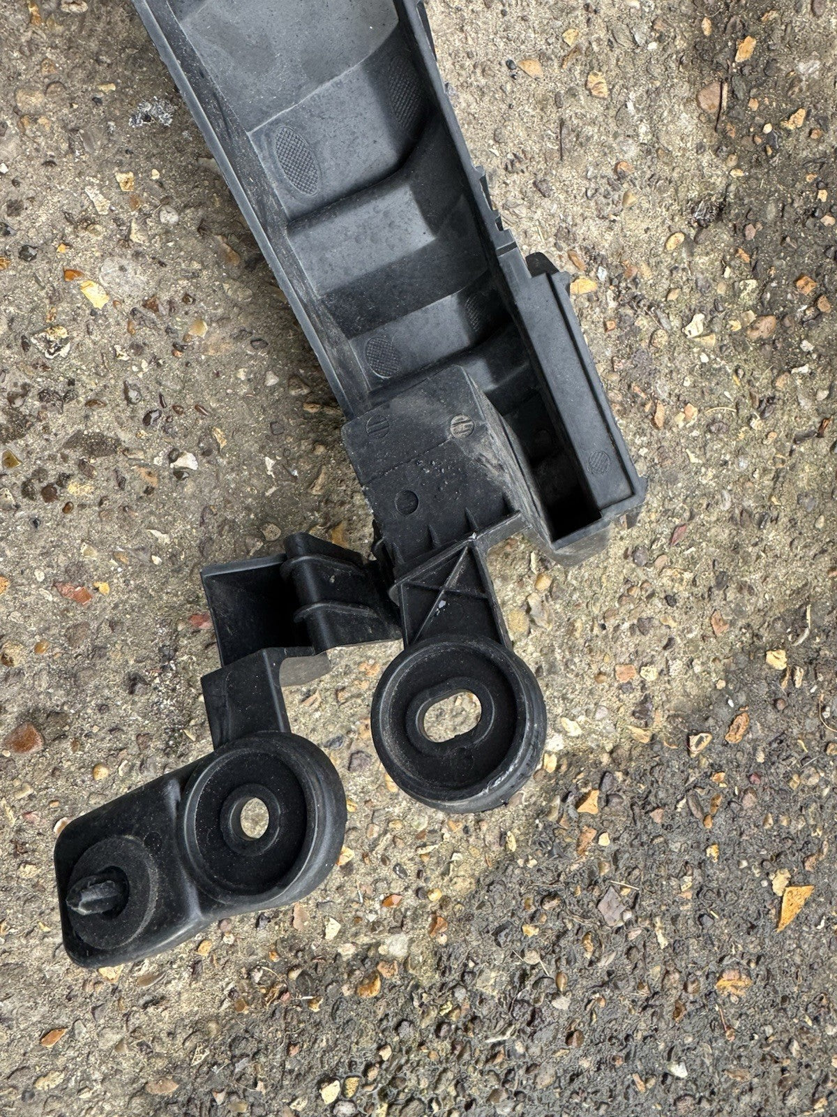 JAGUAR F-PACE X761 2016 REAR RIGHT BUMPER BRACKET MOUNT SUPPORT HK83-17A881-AD