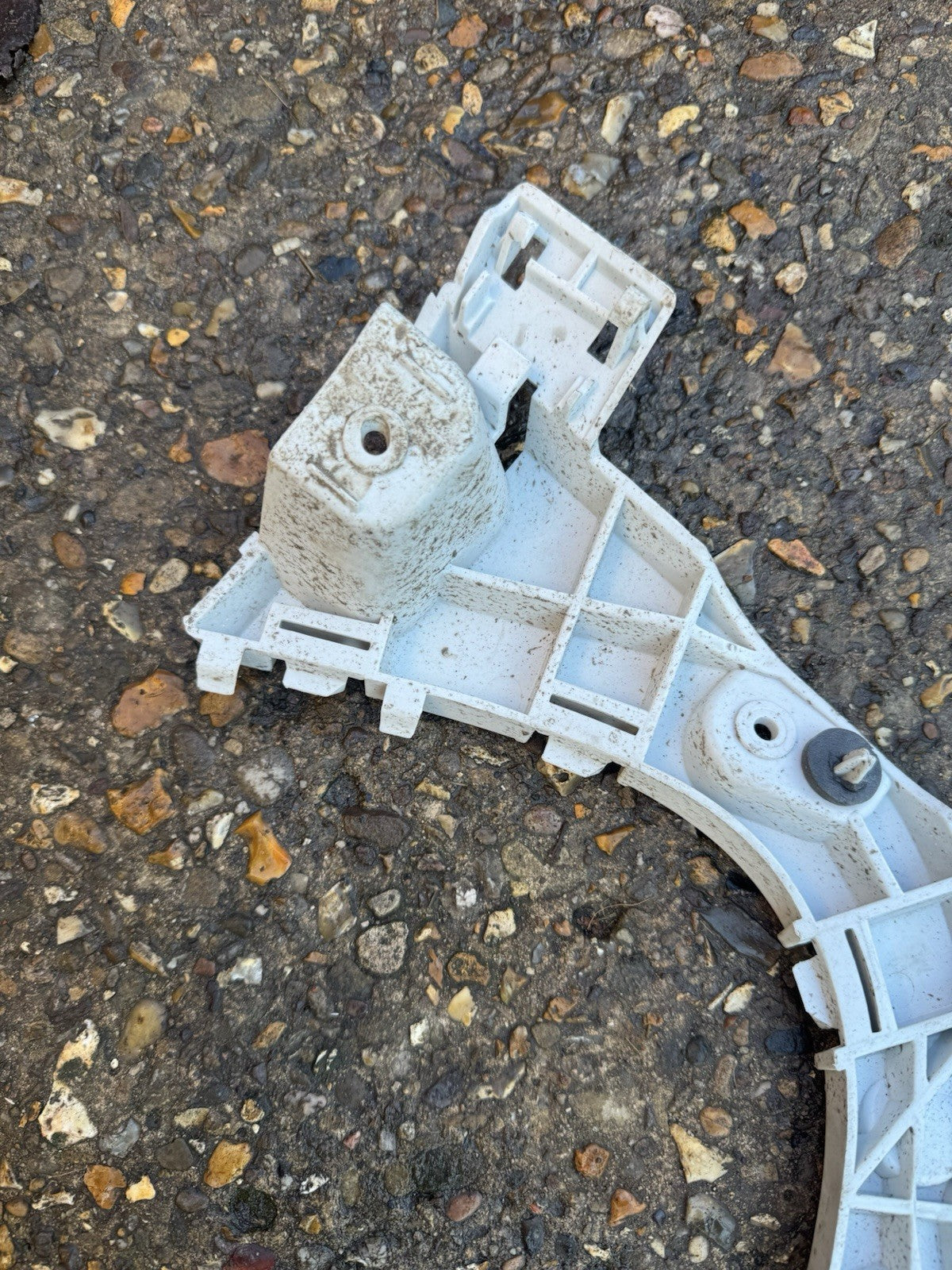 Ford Focus 2015 Right rear bumper mounting bracket F1EB17E850 LDA22371