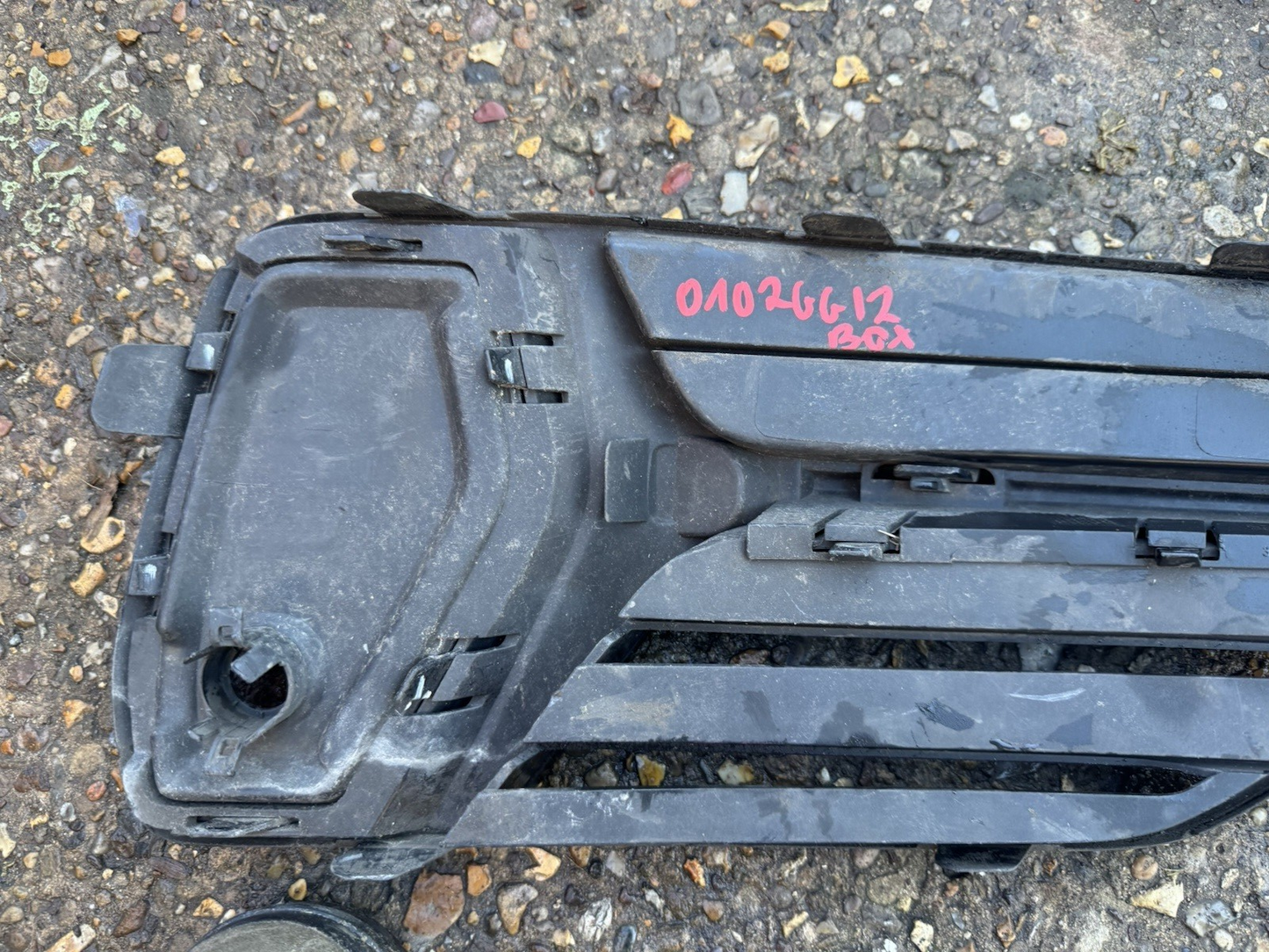 VOLVO XC90 R‑DESIGN 2015–2024 LEFT FRONT BUMPER FOGLIGHT GRILLE 31383839#S179-03