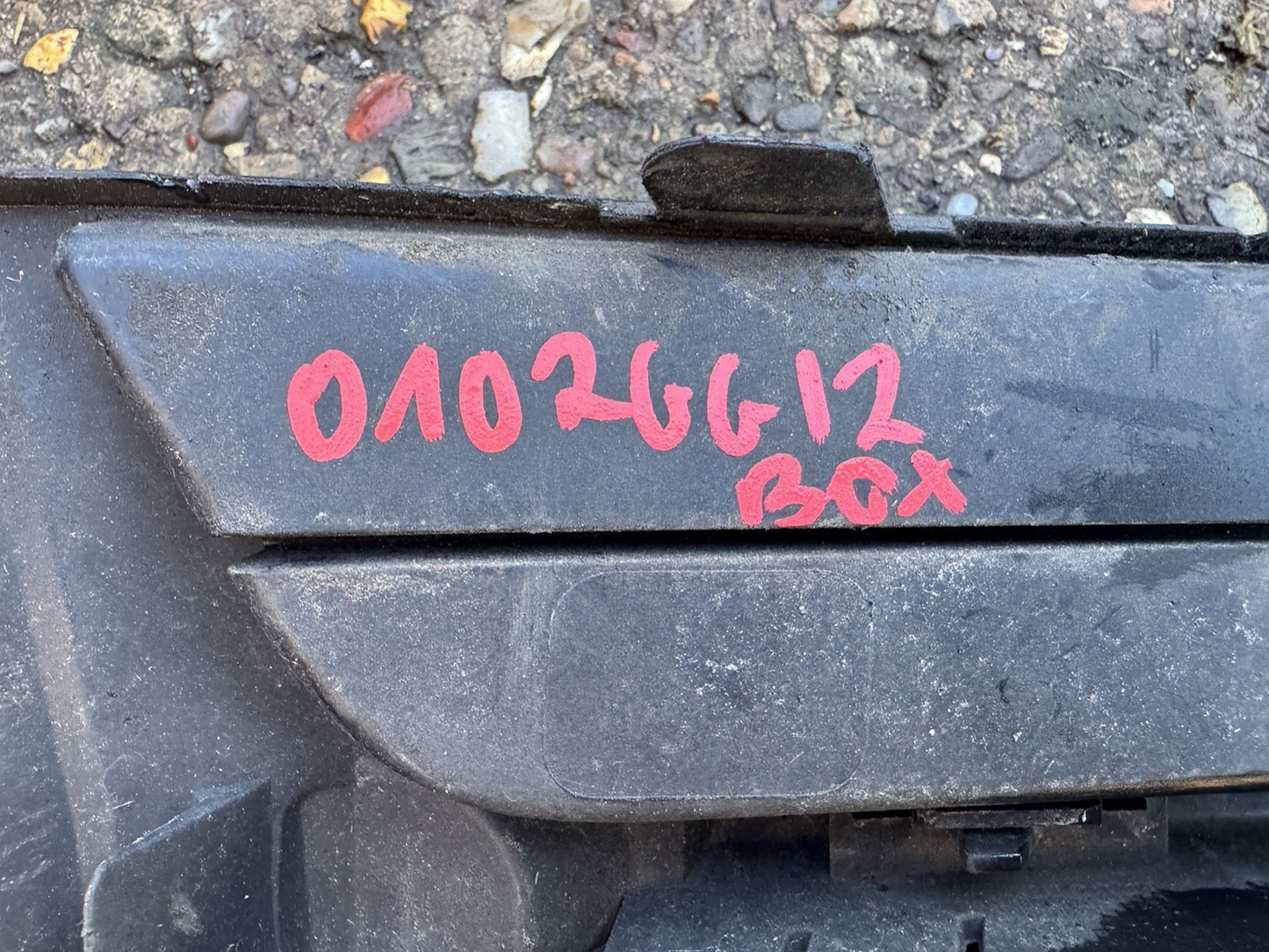 VOLVO XC90 R‑DESIGN 2015–2024 LEFT FRONT BUMPER FOGLIGHT GRILLE 31383839#S179-03