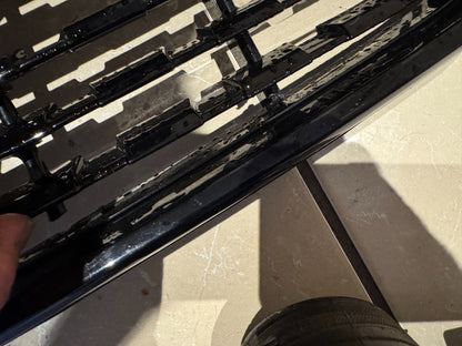 VOLVO XC40 2017 ON FRONT BUMPER GRILLE 31457346 !CRACKED! NO CHROME TRIM